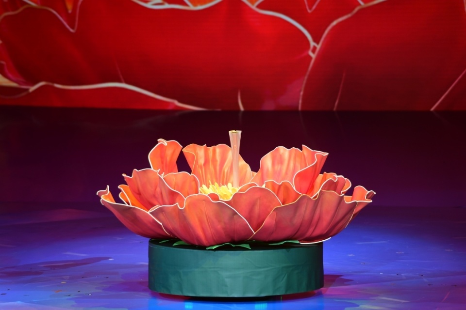 不仅蕴含在